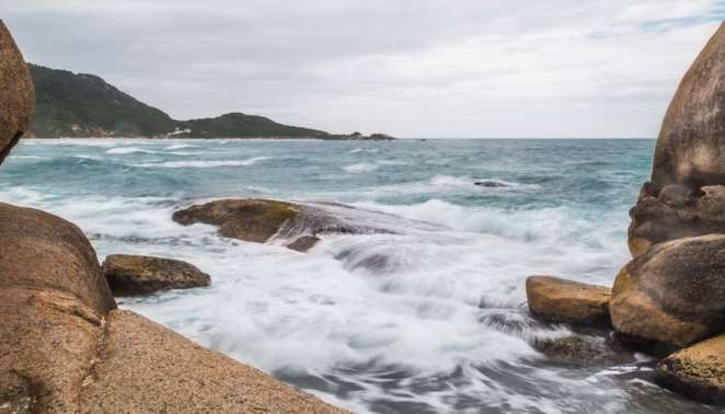 A longa exposição cria o efeito de véu em águas em movimento