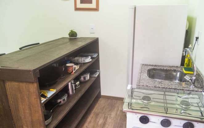 Cozinha do Aldeia Container em Florianópolis tem fogão, geladeira e todos os utensílios necessários para fazer uma ótima refeição Cozinha do Aldeia Container em Florianópolis tem fogão, geladeira e todos os utensílios necessários para fazer uma ótima refeição