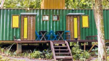 Fachada de dois dos quatro contêineres da Aldeia Container na Lagoa da Conceição em Florianópolis