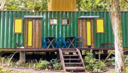 Fachada de dois dos quatro contêineres da Aldeia Container na Lagoa da Conceição em Florianópolis