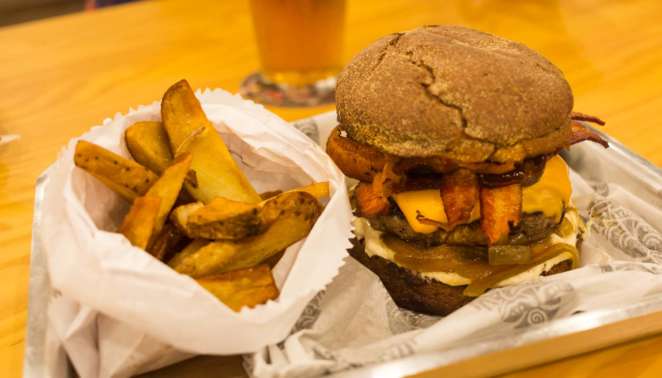 Hambúrguer delicioso do Espaço Batú em Florianópolis Hambúrguer delicioso do Espaço Batú em Florianópolis