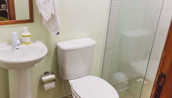 Na Aldeia Container em Florianópolis, o banheiro tem box e ótimo chuveiro Na Aldeia Container em Florianópolis, o banheiro tem box e ótimo chuveiro