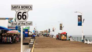 O marco final da Rota 66 no píer de Santa Monica