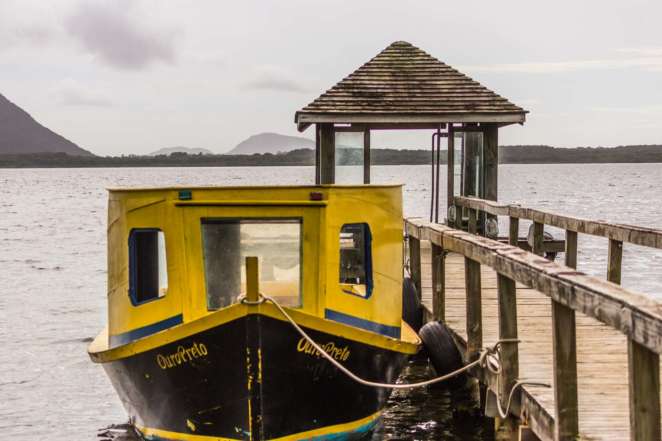 Pequena embarcação e trapiche na Lagoa da Conceição em Florianópolis
