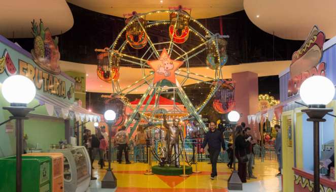 Roda gigante com os personagens do Parque da Mônica e estátua de Maurício de Sousa a frente