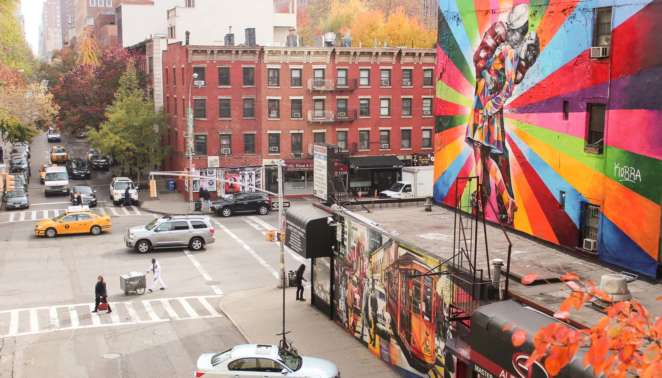 Grafite do artista Kobra visto do High Line em Nova York Grafite do artista Kobra visto do High Line em Nova York