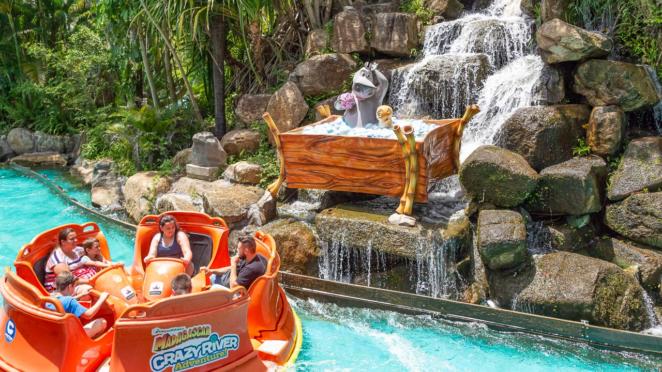 O Madagascar Crazy River Adventure é essencial nos dias de calor no Beto Carrero Grupo segue caminho em águas claras a bordo de embarcação do Madagascar Crazy River Adventure, passando próximo a personagens do desenho em uma banheira