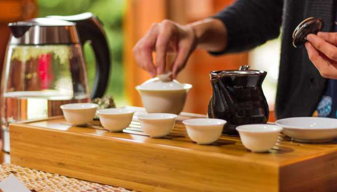 Chegando o momento da primeira degustação na Escola de Chá Embahú em São Bento do Sapucaí Chegando o momento da primeira degustação na Escola de Chá Embahú em São Bento do Sapucaí