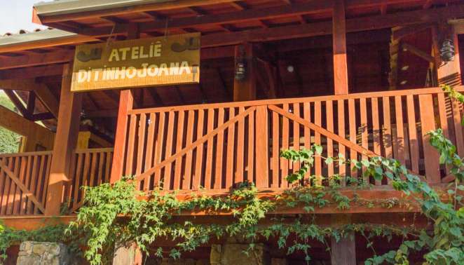 O que fazer em São Bento do Sapucaí: Fachada do ateliê de Ditinho Joana, famoso artesão de São Bento do Sapucaí no bairro do Quilombo Fachada do ateliê de Ditinho Joana, famoso artesão de São Bento do Sapucaí no bairro do Quilombo