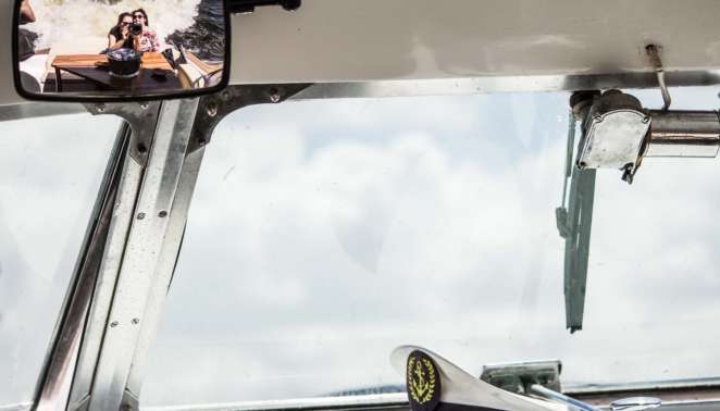 Vivant SP - Passeio lancha na represa Guarapiranga - detalhe da lancha Vivant SP - Passeio lancha na represa Guarapiranga - detalhe da lancha