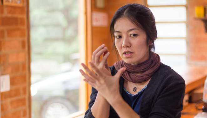 Yuri, a responsável pela Escola de Chá Embahú durante explicações sobre o preparo do chá em São Bento do Sapucaí Yuri, a responsável pela Escola de Chá Embahú durante explicações sobre o preparo do chá em São Bento do Sapucaí