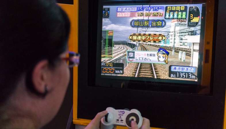 Coisa jogando Densha de Go! na exposição A Era dos Games, na Bienal do Ibirapuera Coisa jogando Densha de Go! na exposição A Era dos Games, na Bienal do Ibirapuera
