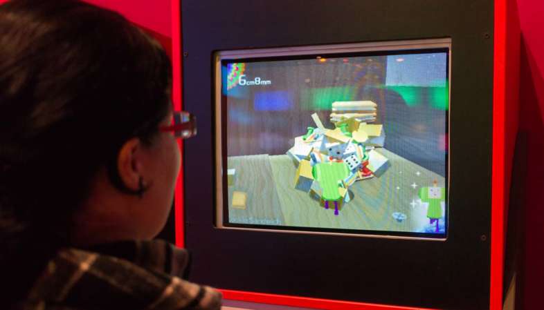 Coisa jogando Katamari Damacy na exposição A Era dos Games na Bienal do Ibirapuera Coisa jogando Katamari Damacy na exposição A Era dos Games na Bienal do Ibirapuera