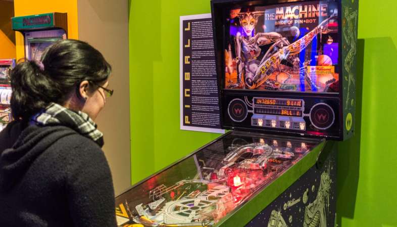 Coisa jogando a máquina de pinball The Bride of Pinbot na exposição A Era dos Games na Bienal do Ibirapuera Coisa jogando a máquina de pinball The Bride of Pinbot na exposição A Era dos Games na Bienal do Ibirapuera