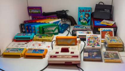 Famicom e alguns de seus cartuchos na exposição A Era dos Games na Bienal do Ibirapuera