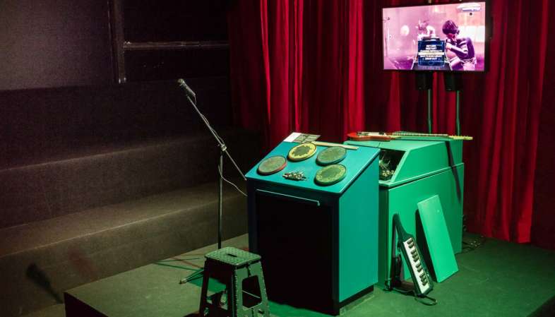 O espaço da exposição A Era dos Games, na Bienal do Ibirapuera, dedicado aos jogos de música tem lugar para uma banda completa e arquibancada para torcida O espaço da exposição A Era dos Games, na Bienal do Ibirapuera, dedicado aos jogos de música tem lugar para uma banda completa e arquibancada para torcida