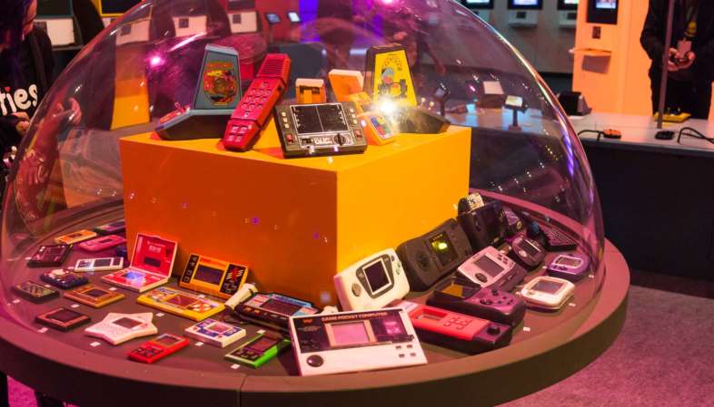 Parte da coleção de consoles portáteis da exposição A Era dos Games na Bienal do Ibirapuera Parte da coleção de consoles portáteis da exposição A Era dos Games na Bienal do Ibirapuera