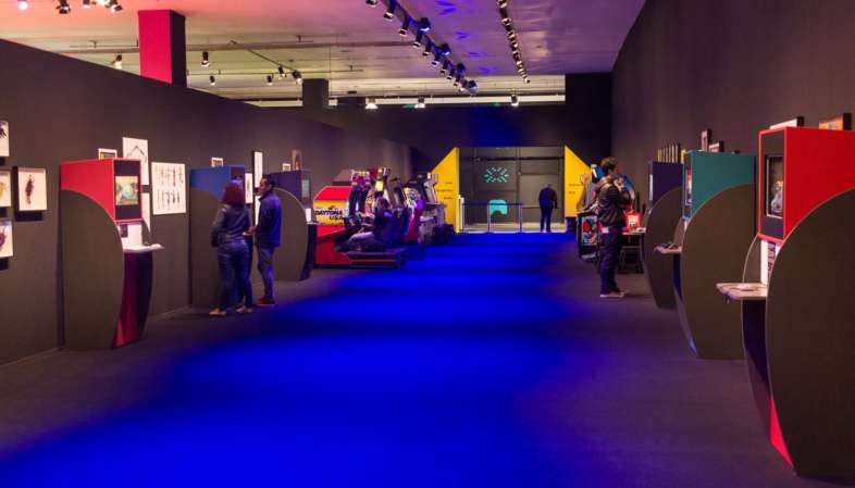 Seção final da exposição A Era dos Games, na Bienal do Ibirapuera, que agrupa diversas máquinas típicas dos antigos fliperamas Seção final da exposição A Era dos Games, na Bienal do Ibirapuera, que agrupa diversas máquinas típicas dos antigos fliperamas