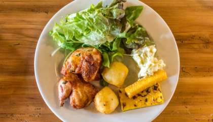 Casa di Paolo em São Paulo - Beleza de prato com galeto, polenta, queijo à dorê e salada