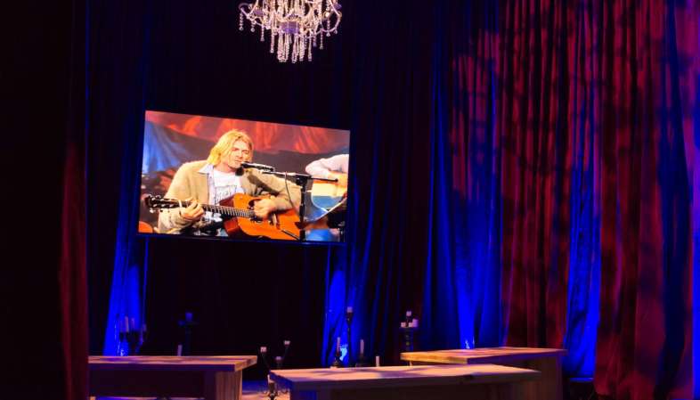 Espaço decorado como o cenário do Acústico MTV do Nirvana onde é exibido filme sobre a história da banda