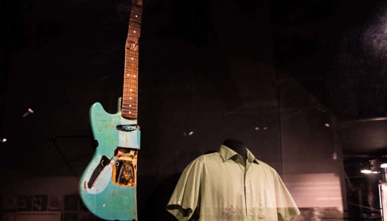 Exposição Nirvana: Taking Punk to the Masses - Mais uma das guitarras despedaçadas por Kurt Cobain durante sua carreira Mais uma das guitarras despedaçadas por Kurt Cobain durante sua carreira