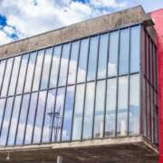 O imponente MASP em um dia de sol na Avenida Paulista