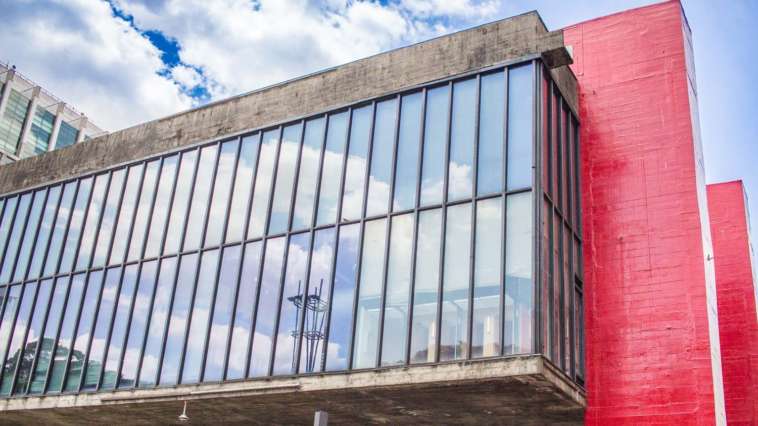 O imponente MASP em um dia de sol na Avenida Paulista