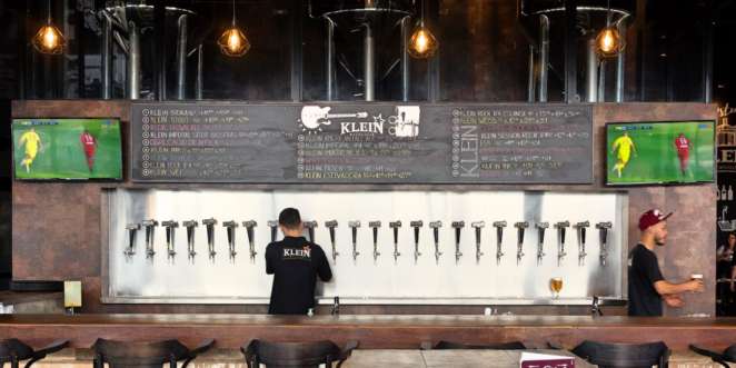 A cervejaria Klein começou pequena, mas hoje tem um restaurante enorme com 24 torneiras de chope A cervejaria Klein começou pequena, mas hoje tem um restaurante enorme com 24 torneiras de chope