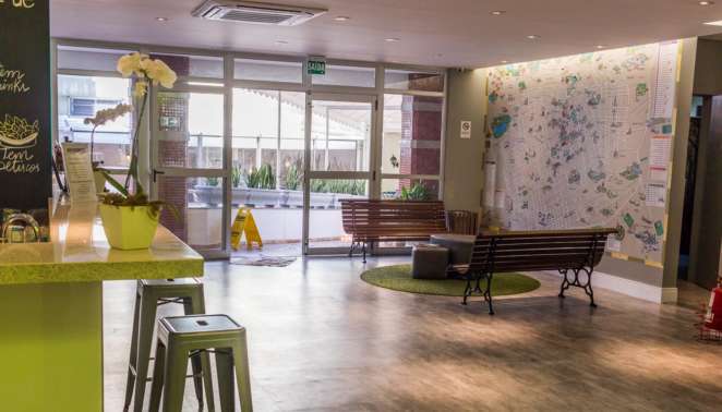 Hotel bom e barato em Curitiba - Ibis Styles Centro Cívico - Recepção ampla com um super mapa da cidade