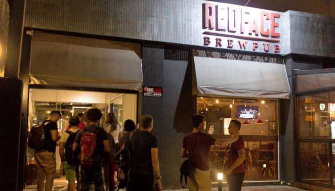 Parte da aposta do Redface Brew Pub está no inovador serviço de autoatendimento e nos ótimos petiscos Parte da aposta do Redface Brew Pub está no inovador serviço de autoatendimento e nos ótimos petiscos