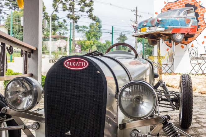 Curitiba Antique Car: Bugatti na área externa do museu Bugatti clássico na área externa do museu Curitiba Antique Car.