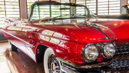 Cadillac Eldorado 1959 vermelho, símbolo do design da época, exposto no Curitiba Antique Car