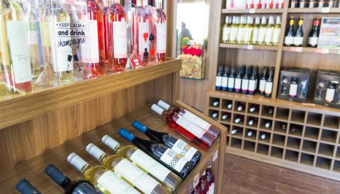 A loja da Vinícola Góes vende todo o portfólio da marca e também kits e acessórios relacionados à bebida