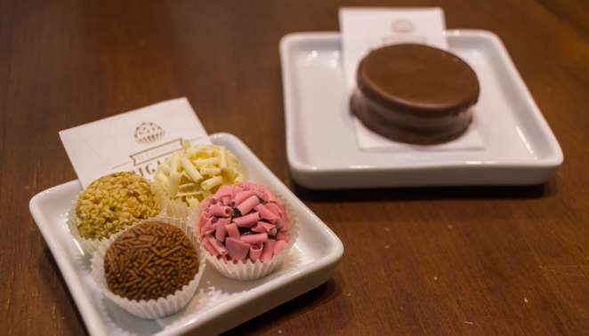 Alfajor e alguns dos muitos sabores de brigadeiros disponíveis na O Famoso Brigadeiro de Curitiba Alfajor e alguns dos muitos sabores de brigadeiros disponíveis na O Famoso Brigadeiro de Curitiba