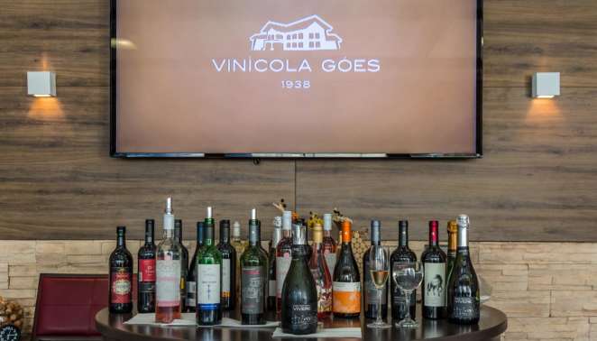 É enorme a variedade dos vinhos produzidos na Vinícola Góes É enorme a variedade dos vinhos produzidos na Vinícola Góes