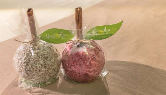 Maçãs carameladas cobertas com coco e com flocos de morango da Mary Ann Apple Factory de Curitiba Maçãs carameladas cobertas com coco e com flocos de morango da Mary Ann Apple Factory de Curitiba