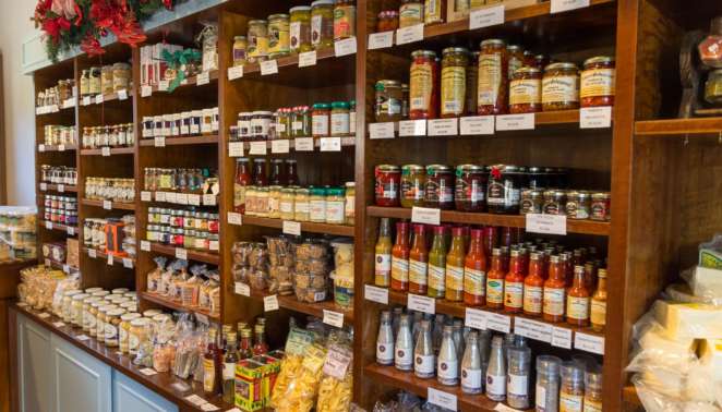 Na própria Vinícola Góes, você encontra também lojas especializadas em queijos, doces, geleias e muito mais