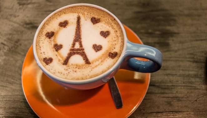 No Café do Viajante de Curitiba, toda xícara da bebida segue o tema viagens No Café do Viajante de Curitiba, toda xícara da bebida segue o tema viagens
