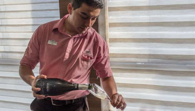 Nosso guia da Vinícola Góes servindo o excelente Vivere Moscatel para experimentarmos Nosso guia da Vinícola Góes servindo o excelente Vivere Moscatel para experimentarmos
