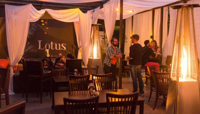 O clima mais do que convidativo ao cair da noite no Lotus Sunset Lounge em Curitiba O clima mais do que convidativo ao cair da noite no Lotus Sunset Lounge em Curitiba