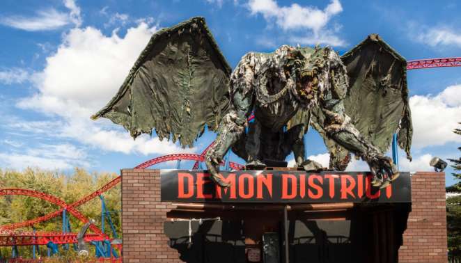 Six Flags New England - Decoração da Fright Fest com a montanha-russa Superman: The Ride ao fundo Six Flags New England - Decoração da Fright Fest com a montanha-russa Superman: The Ride ao fundo