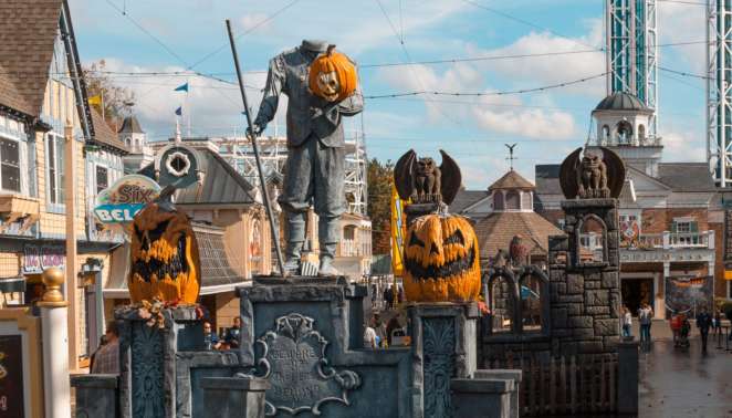 Six Flags New England - Decoração da Fright Fest para o Halloween Six Flags New England - Decoração da Fright Fest para o Halloween
