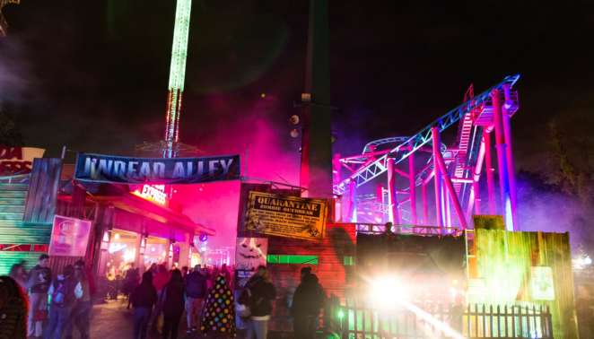 Six Flags New England - Iluminação especial e decoração da Fright Fest no Halloween Six Flags New England - Iluminação especial e decoração da Fright Fest no Halloween