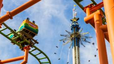 Six Flags New England - Montanha-russa Pandemonium e o chapéu mexicano SkyScreamer com mais de 120 metros de altura