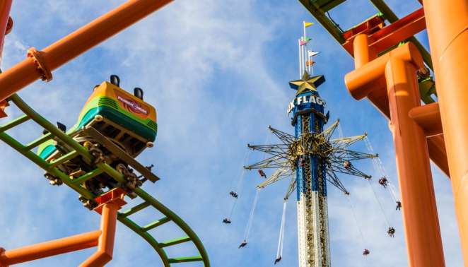 Six Flags New England - Montanha-russa Pandemonium e o chapéu mexicano SkyScreamer com mais de 120 metros de altura Six Flags New England - Montanha-russa Pandemonium e o chapéu mexicano SkyScreamer com mais de 120 metros de altura