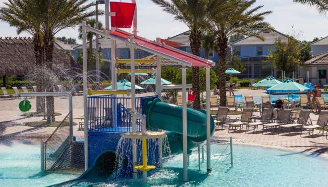iHomeResort - Aluguel de casas em Orlando - Pequena parte do complexo de piscinas do condomínio em que ficamos