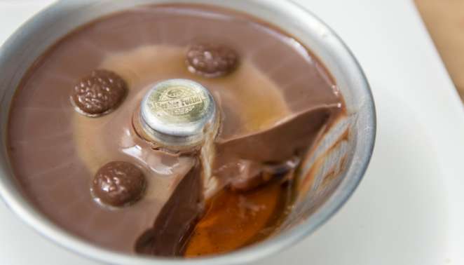 A calda de caramelo só deixa os pudins ainda mais gostosos A calda de caramelo só deixa os pudins ainda mais gostosos