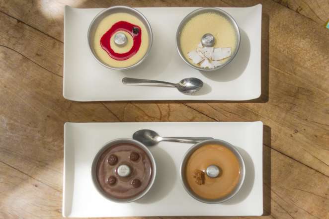 As quatro delícias que experimentamos no Senhor Pudim: chocolate branco com calda de mirtilo, coco, doce de leite e chocolate belga As quatro delícias que experimentamos no Senhor Pudim: chocolate branco com calda de mirtilo, coco, doce de leite e chocolate belga