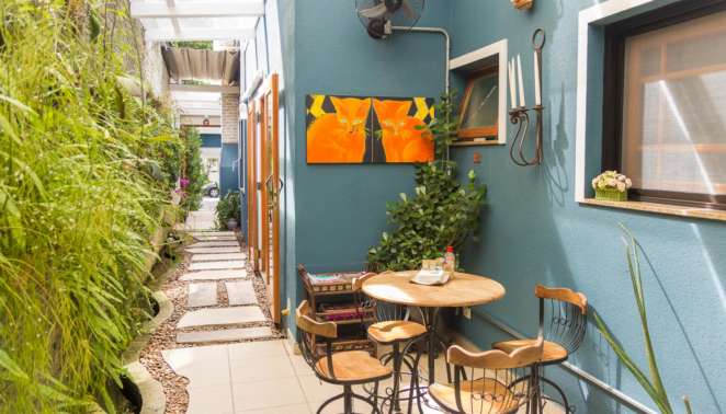 O ambiente externo do Senhor Pudim é mais do que convidativo com suas carpas, plantas e muita luz natural