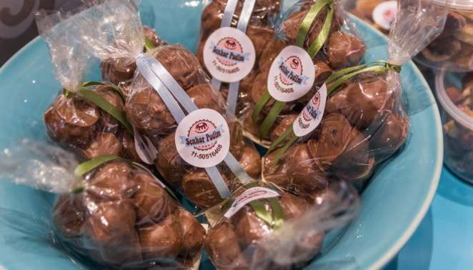 O senhor Pudim vende também outras guloseimas, como canudos de biju cobertos de chocolate e os famosos biscoitos de panetone O senhor Pudim vende também outras guloseimas, como canudos de biju cobertos de chocolate e os famosos biscoitos de panetone